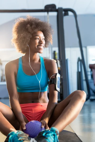 Mutlu Çekici Afro Amerikan Kadın Vaktinizi Spor Salonunda Spor Giyim — Stok fotoğraf