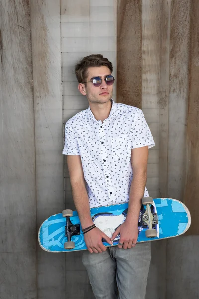 Giovane ragazzo di moda con uno skateboard — Foto Stock