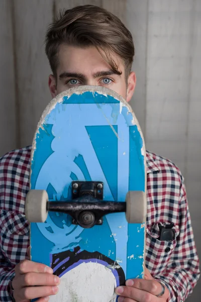 Uomo in possesso di skateboard — Foto Stock