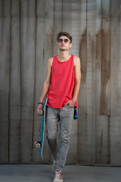 Ungt mode kille med en skateboard — Stockfoto