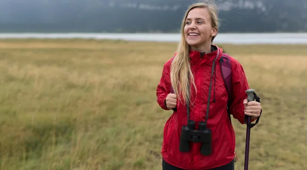 Mulher com binóculos caminhadas nas montanhas — Fotografia de Stock