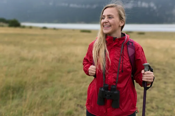 Žena s dalekohledem, Turistika v horách — Stock fotografie