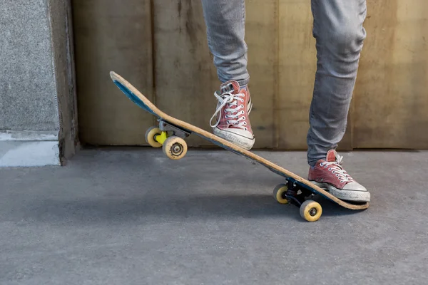 Αστείος άνθρωπος με skateboard — Φωτογραφία Αρχείου