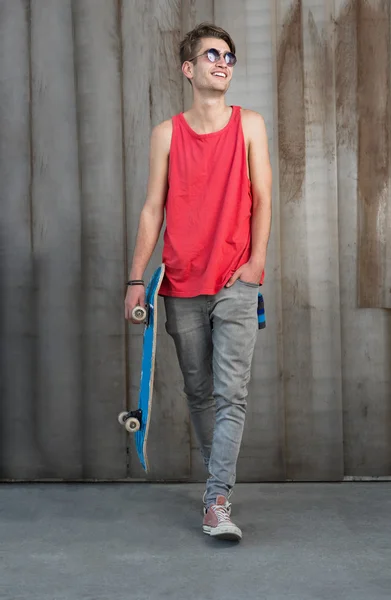 Νέοι μόδας άνθρωπος με skateboard — Φωτογραφία Αρχείου