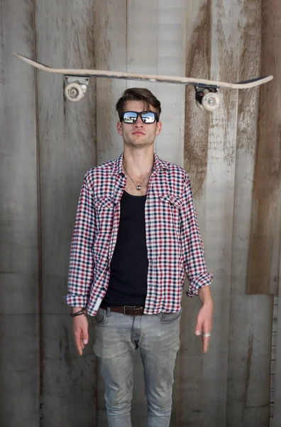Genç adam bir kaykay ile moda — Stok fotoğraf