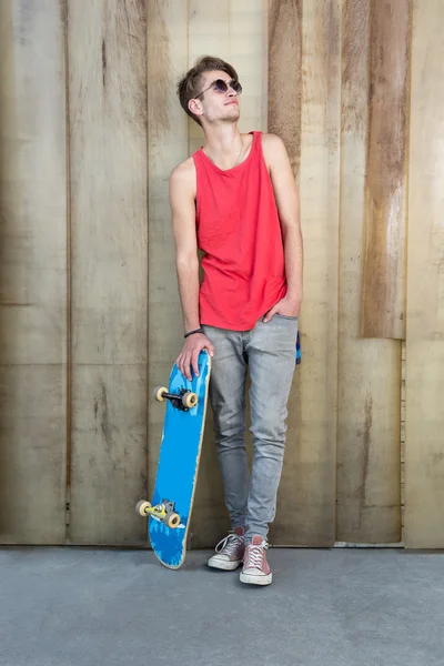 스케이트 보드와 함께 젊은 패션 남자 — 스톡 사진
