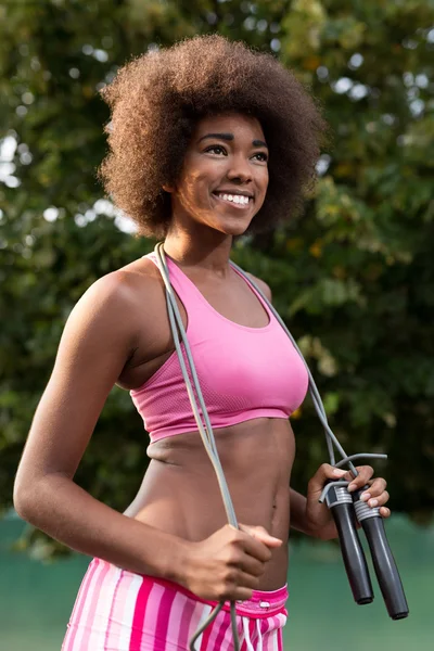 Athletische Junge Afroamerikanerin Rosa Sportbekleidung Beim Training Strand — Stockfoto