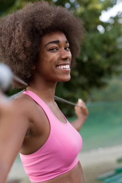 Frau in pinkfarbener Sportbekleidung — Stockfoto