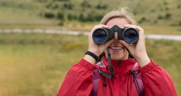 Donna con binocolo escursionismo in montagna — Foto Stock