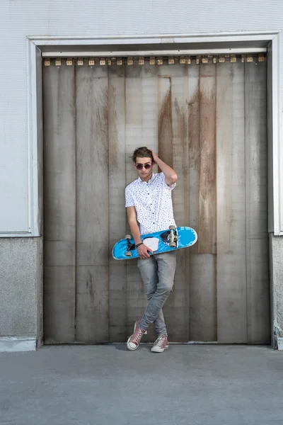 Νεαρός Άνδρας Λευκό Skateboard Δρόμο Της Πόλης — Φωτογραφία Αρχείου