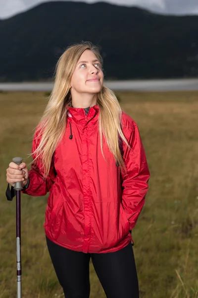 Mulher caminhadas nas montanhas — Fotografia de Stock