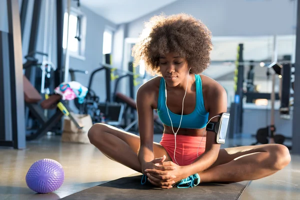 Spor salonunda genç kadın — Stok fotoğraf