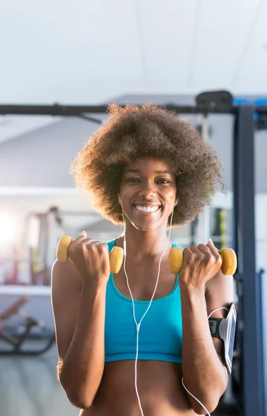 Afro-Frau in Sportbekleidung im Fitnessstudio — Stockfoto
