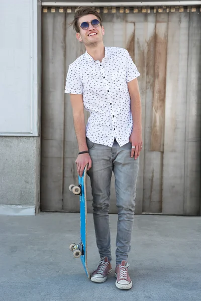 Ungt mode kille med en skateboard — Stockfoto