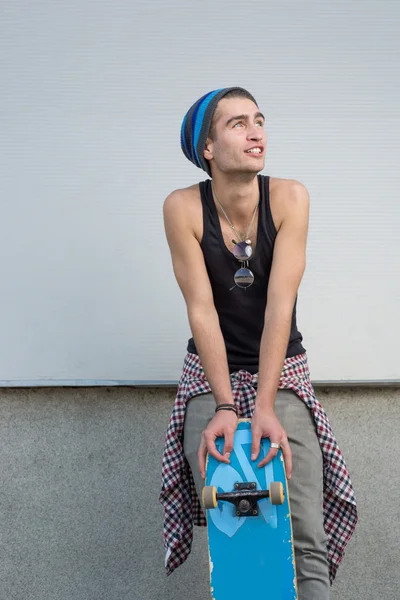 Young fashion guy with a skateboard — Stock Photo, Image