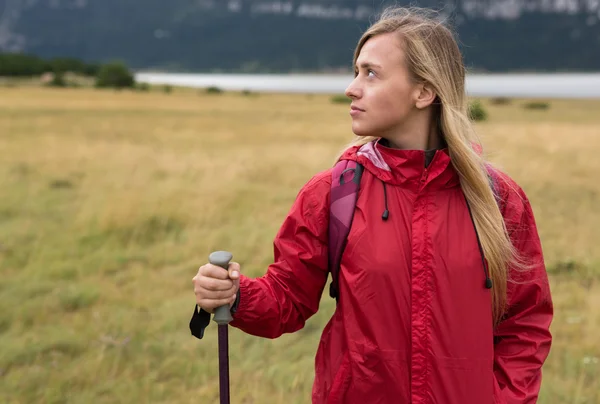 Woman hiking in mountains — Stock Photo, Image
