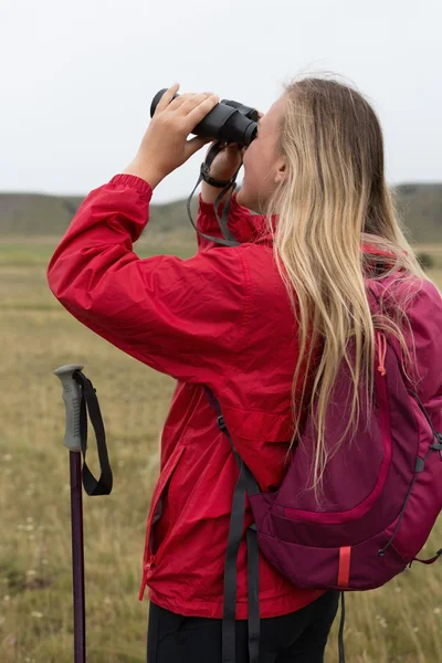 Žena s dalekohledem, Turistika v horách — Stock fotografie