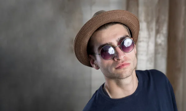 Portret van hipster stijl kerel — Stockfoto