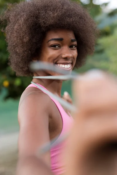 Lekkoatletycznego Młody Afro American Kobieta Różowy Sprawny Szkolenie Plaży — Zdjęcie stockowe