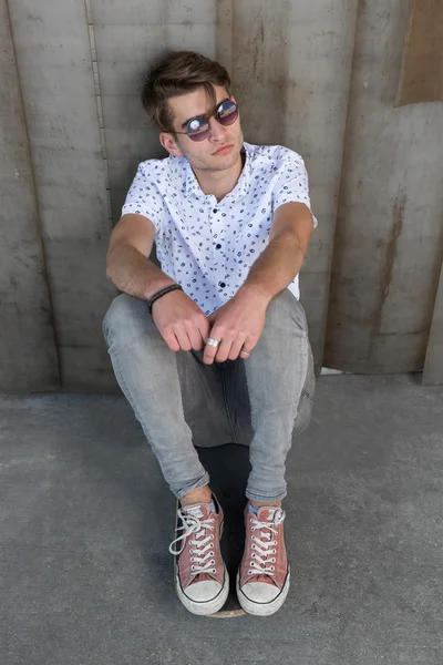 Young fashion guy with a skateboard — Stock Photo, Image