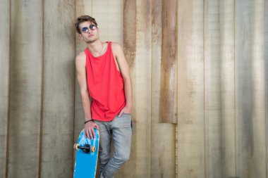 Genç adam bir kaykay ile moda