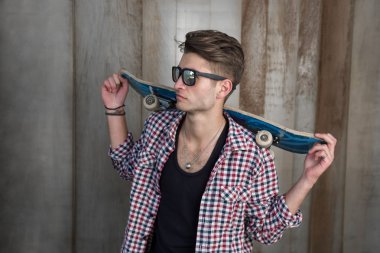 genç adam tutarak kaykay