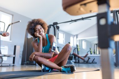 spor salonunda gülümseyen kadın 