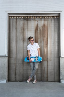 Beyaz Şehir sokak üzerinde kaykay ile genç adam