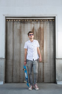 genç adam beyaz t-shirt 