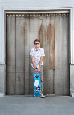 kaykay ile beyazlı adam