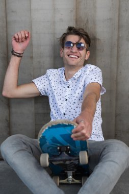 Genç adam bir kaykay ile moda