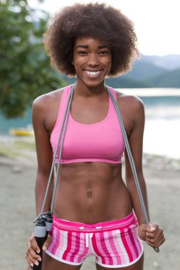 ip atlama ile pembe spor giyim afro Amerikan kadın portresi