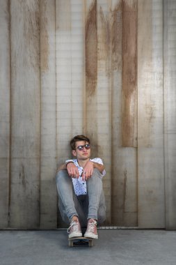 Genç adam bir kaykay ile moda