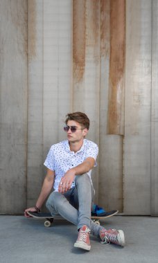 Genç adam bir kaykay ile moda