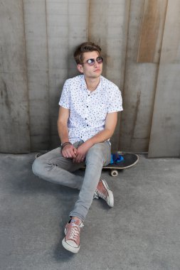 Genç adam bir kaykay ile moda