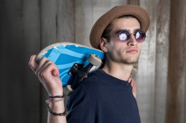 hipster adam mavi kaykay ile