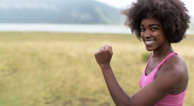 emale atlet açık havada dağlarda germe