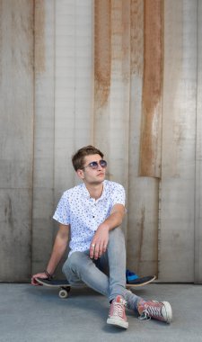 genç adam beyaz t-shirt 