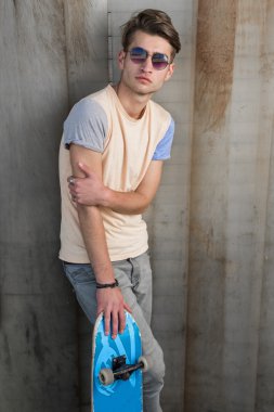 Genç adam bir kaykay ile moda