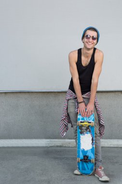 Genç adam bir kaykay ile moda