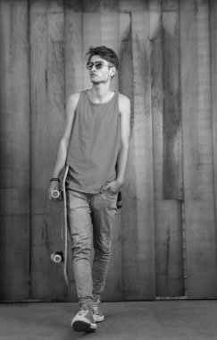 Kaykaylı genç adam.