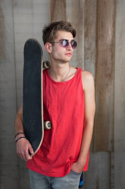 kırmızı genç adam