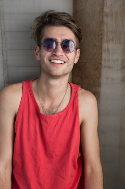 kırmızı genç adam