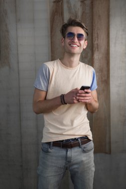 hipster adam cep telefonu ile