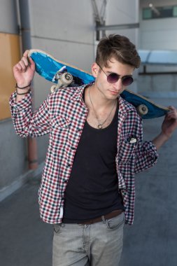 Genç adam bir kaykay ile moda