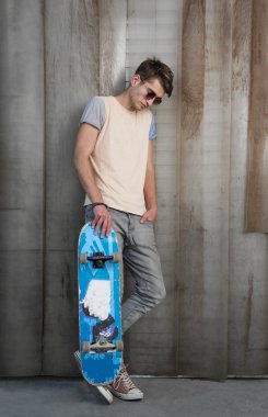 Genç adam bir kaykay ile moda