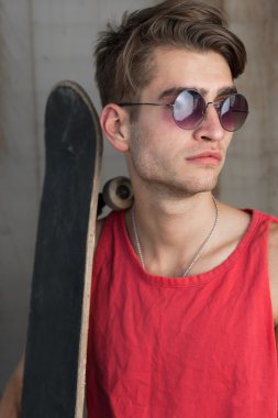 kırmızı genç adam