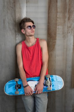 Genç adam bir kaykay ile moda