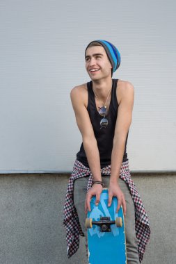 Kaykaylı Gülümseyen Adam