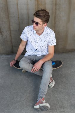 Genç adam bir kaykay ile moda